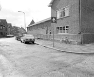 880538 Gezicht op de Mr. Aeneas Mackayschool (Bisschopsplein 8) te Utrecht, met links de St. Lugerusstraat.